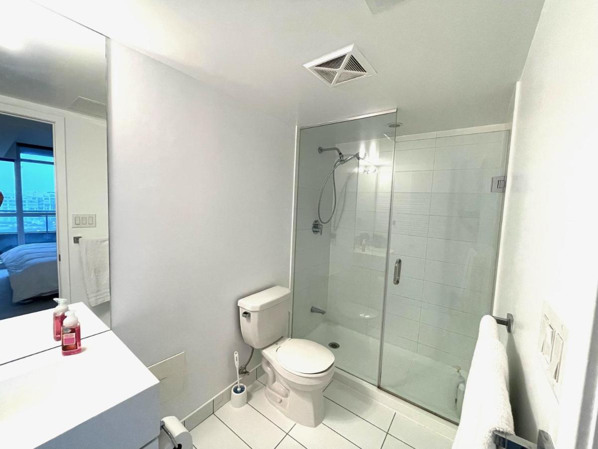 Three-Bedroom Condo With Free Parking Nearby Cn Tower With Lake View Toronto Kültér fotó