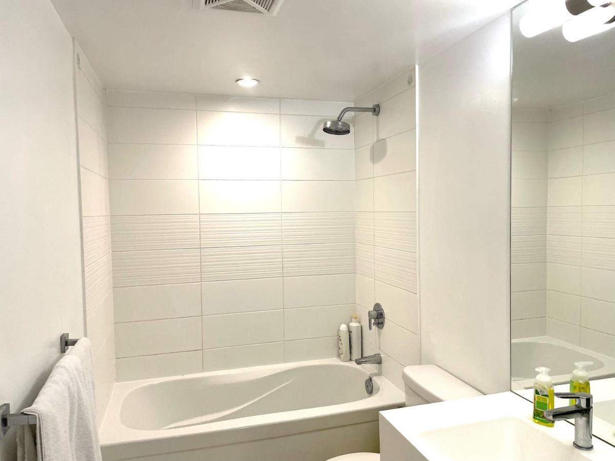Three-Bedroom Condo With Free Parking Nearby Cn Tower With Lake View Toronto Kültér fotó