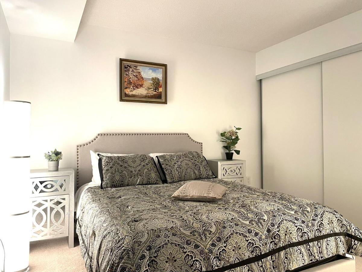 Three-Bedroom Condo With Free Parking Nearby Cn Tower With Lake View Toronto Kültér fotó