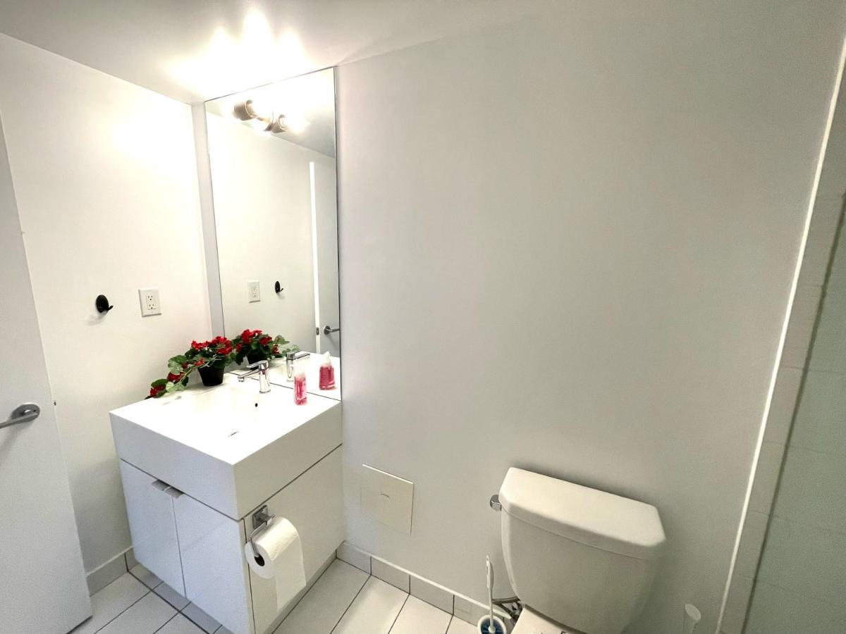 Three-Bedroom Condo With Free Parking Nearby Cn Tower With Lake View Toronto Kültér fotó