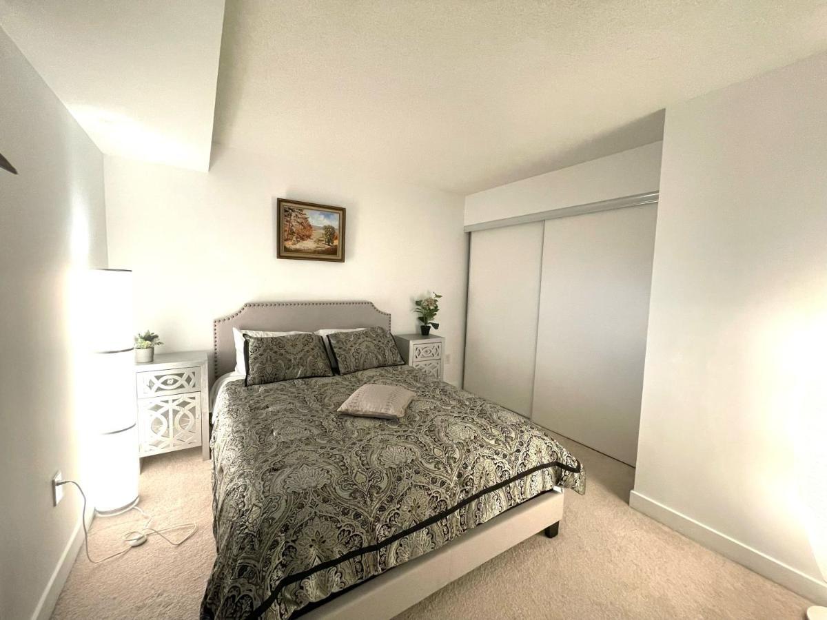 Three-Bedroom Condo With Free Parking Nearby Cn Tower With Lake View Toronto Kültér fotó