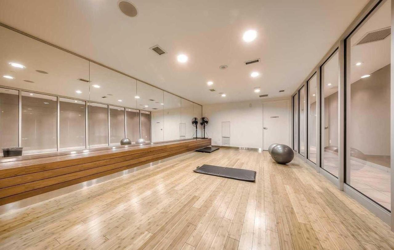 Three-Bedroom Condo With Free Parking Nearby Cn Tower With Lake View Toronto Kültér fotó