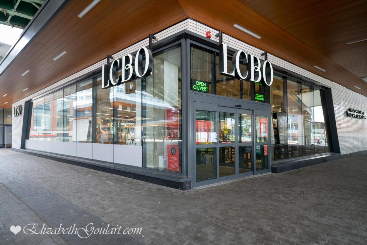 Three-Bedroom Condo With Free Parking Nearby Cn Tower With Lake View Toronto Kültér fotó
