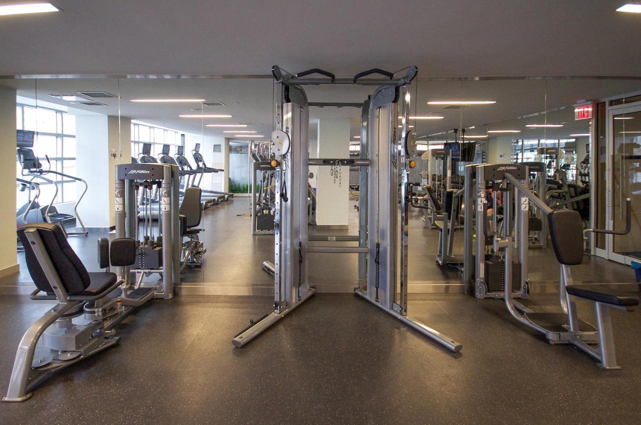 Three-Bedroom Condo With Free Parking Nearby Cn Tower With Lake View Toronto Kültér fotó