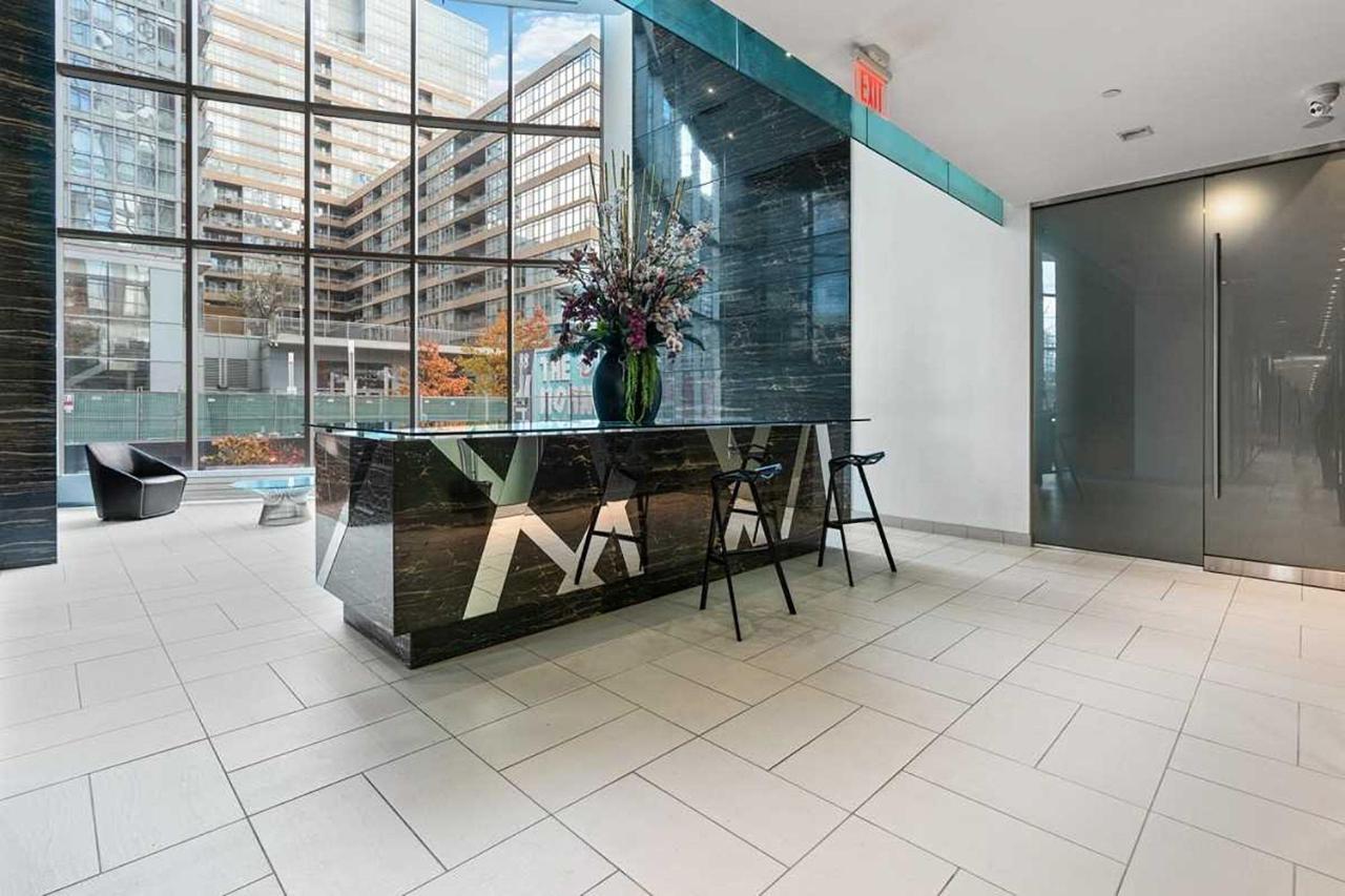 Three-Bedroom Condo With Free Parking Nearby Cn Tower With Lake View Toronto Kültér fotó