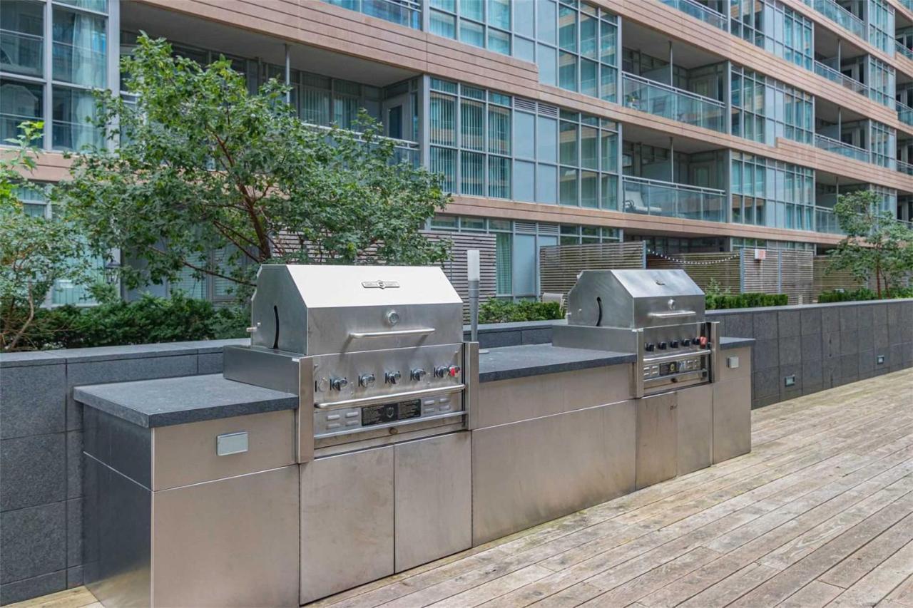 Three-Bedroom Condo With Free Parking Nearby Cn Tower With Lake View Toronto Kültér fotó
