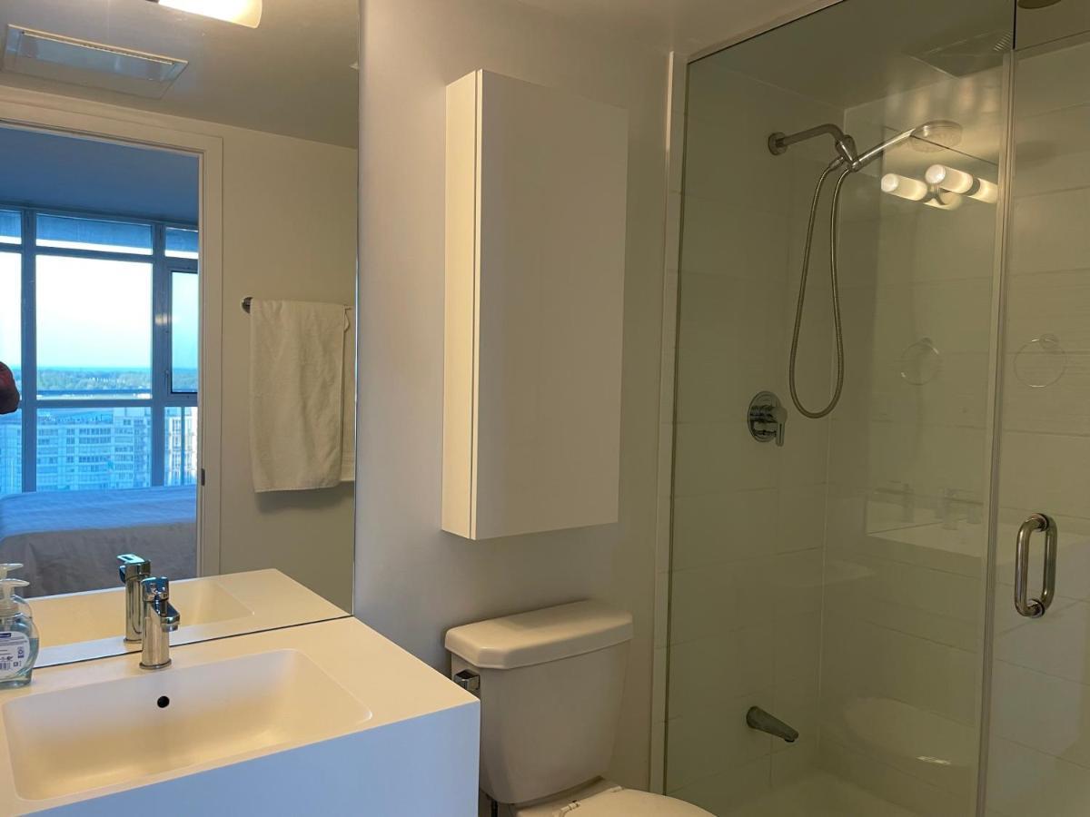 Three-Bedroom Condo With Free Parking Nearby Cn Tower With Lake View Toronto Kültér fotó